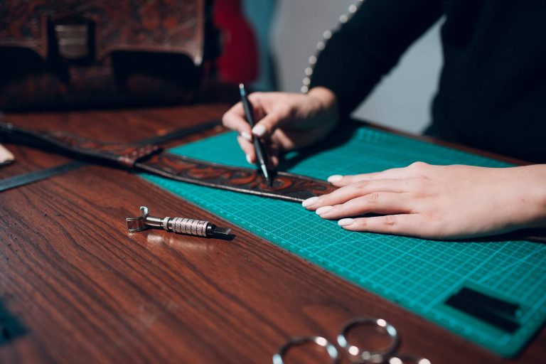0 → 1st Handmade Leather Item: How Beginners Start